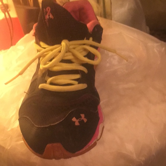 Under armor running shoes - Picture 3 of 7